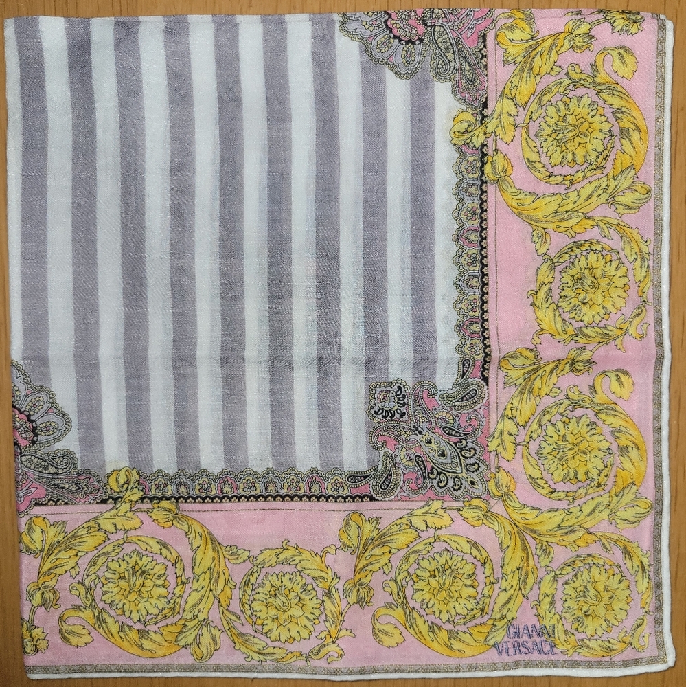 💥SALE!!! VERSACE vintage scarf large handkerchief - Picture 3 of 4